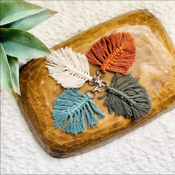 Feather macrame keychain - Picture 7 of 8